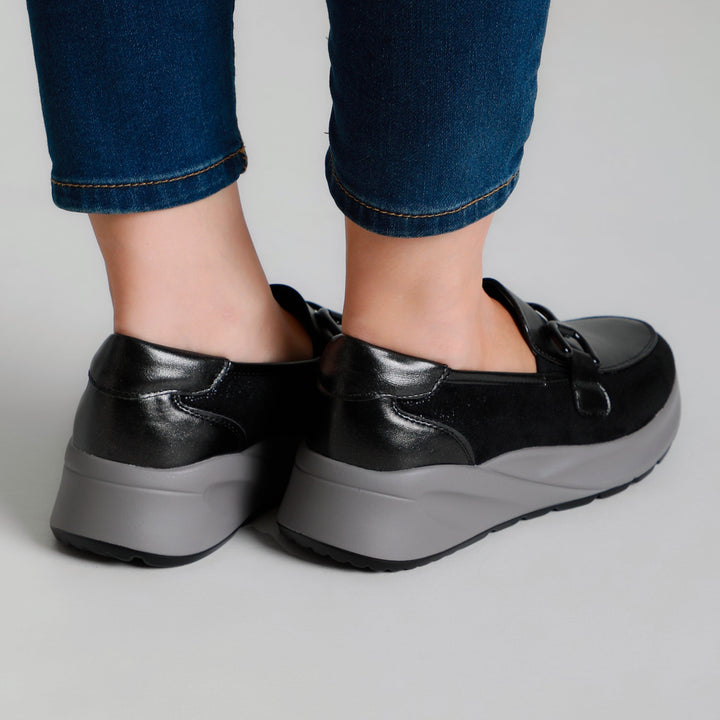 Women's Loafers Featuring Stylish Grey Accents