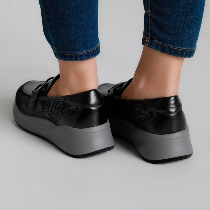 Women's Loafers Featuring Stylish Grey Accents