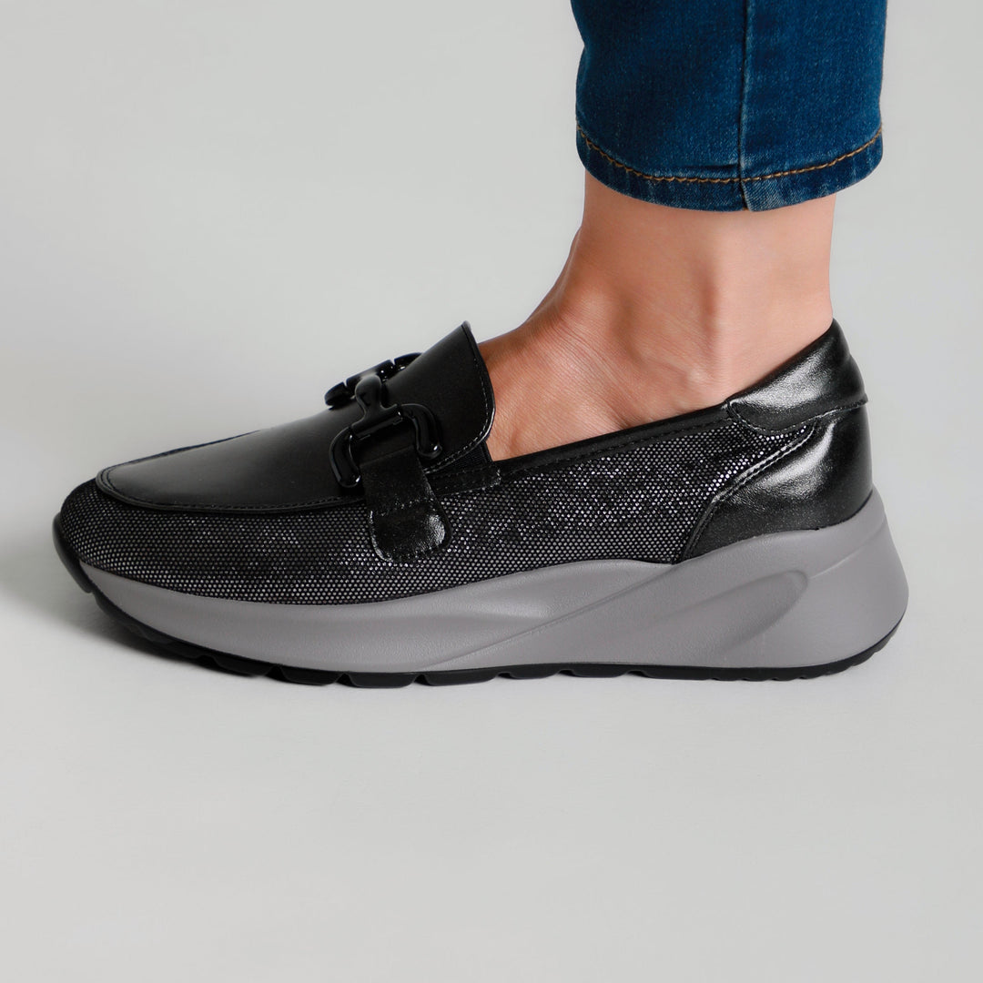 Women's Loafers Featuring Stylish Grey Accents