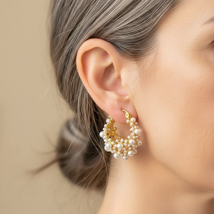 Gold earrings with vintage design and pearls