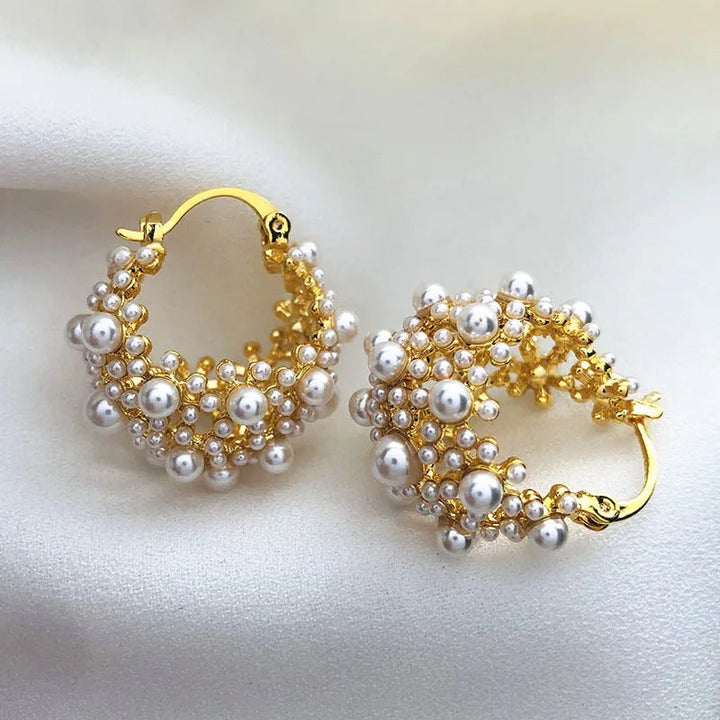 Gold earrings with vintage design and pearls