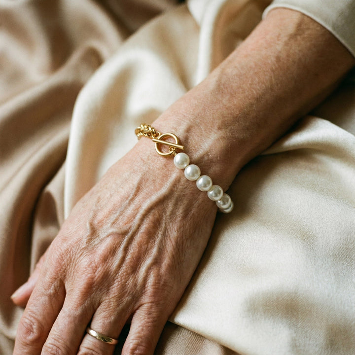 Elegant gold and daisy bracelet