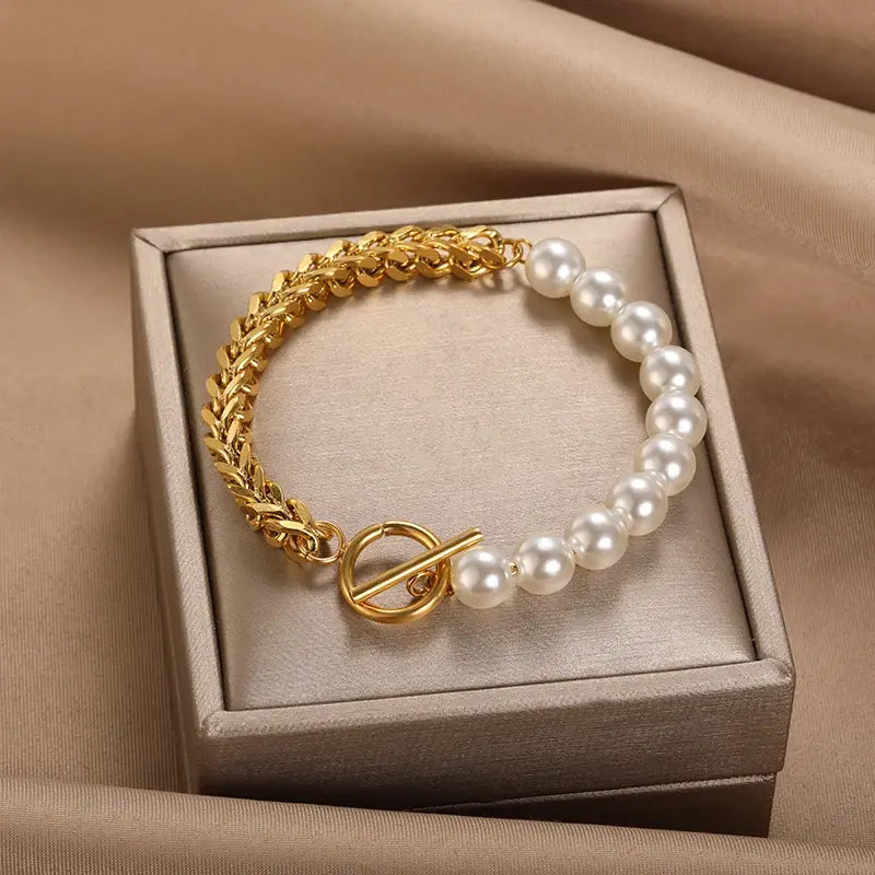Elegant gold and daisy bracelet