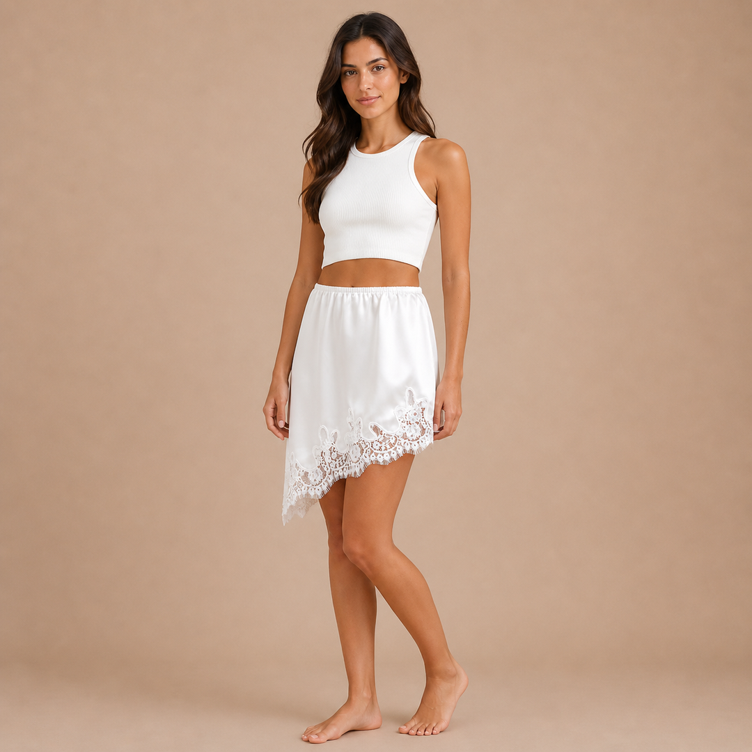 Marta – Short fluid skirt with white lace and lace details
