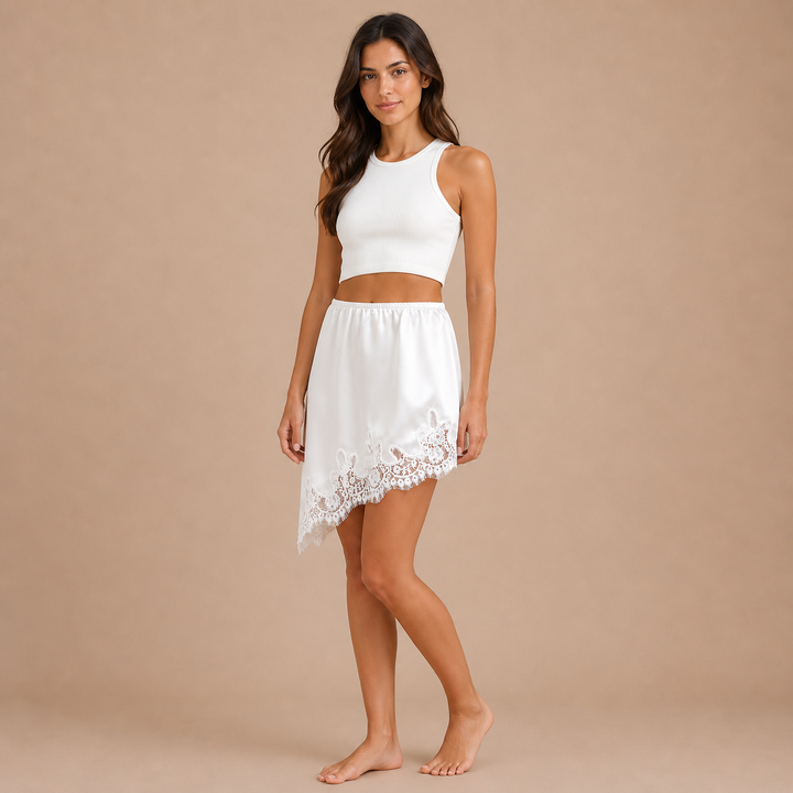 Marta – Short fluid skirt with white lace and lace details