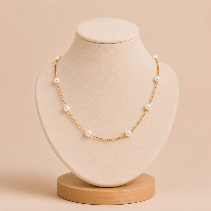 Gold necklace with natural pearl