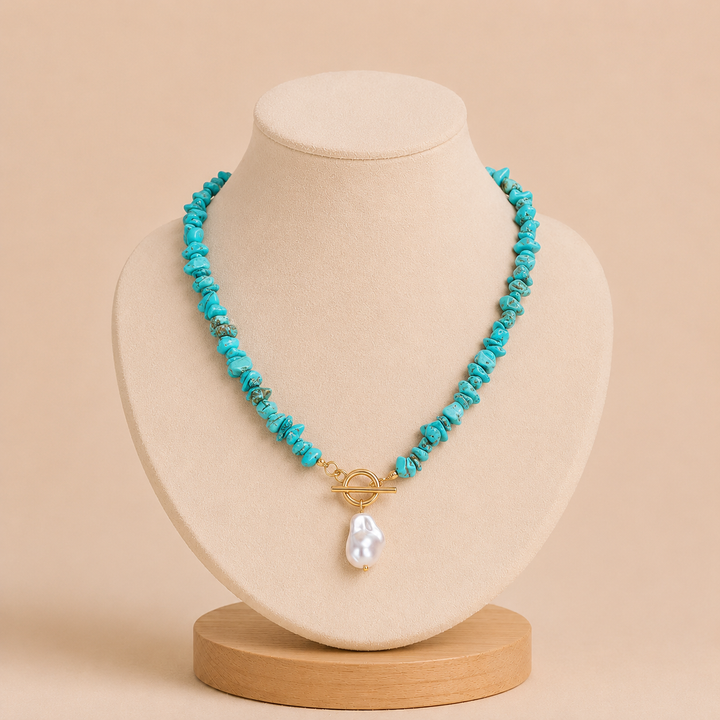 Set of jewellery made from natural stones and pearls