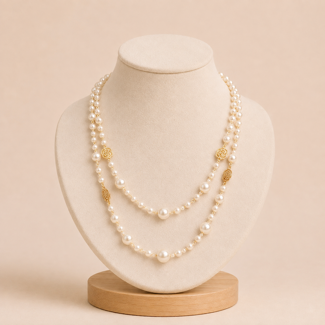 Gold necklace with a small daisy