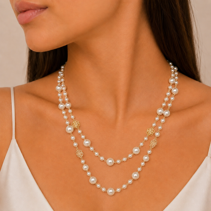 Gold necklace with a small daisy