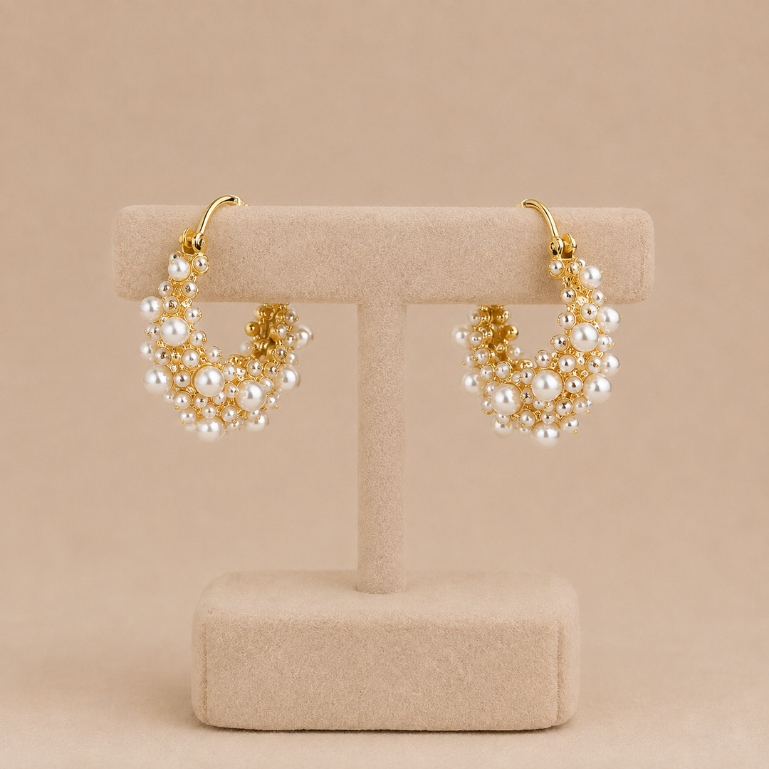 Gold earrings with vintage design and pearls