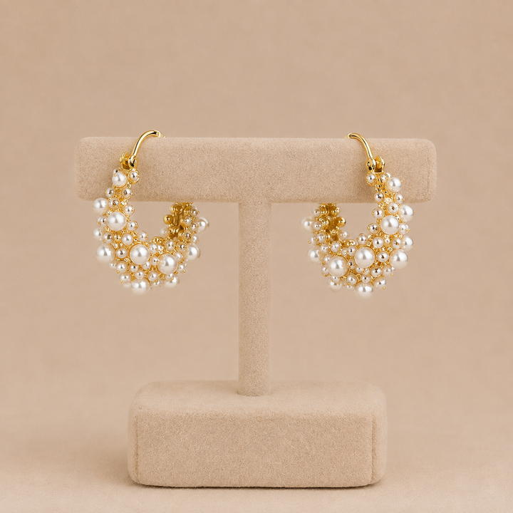 Gold earrings with vintage design and pearls