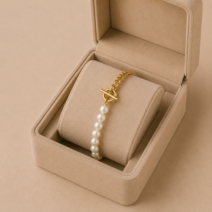 Elegant gold and daisy bracelet