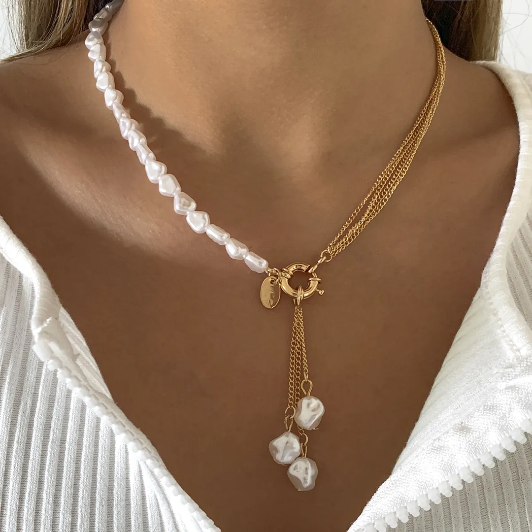 Necklace with Elegant Daisy Pendant