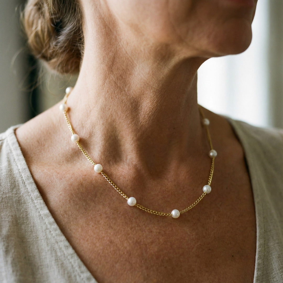 Gold necklace with natural pearl