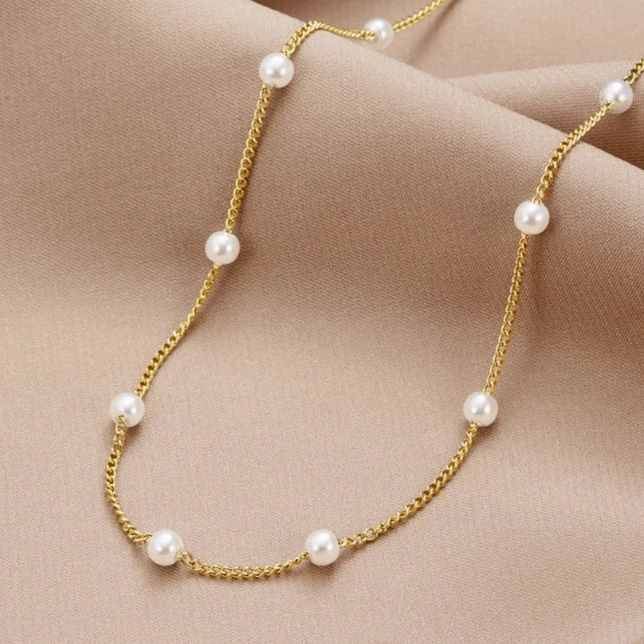 Gold necklace with natural pearl