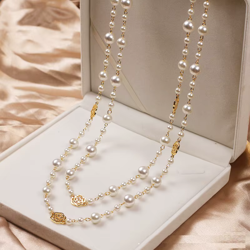 Gold necklace with a small daisy
