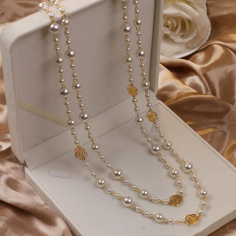 Gold necklace with a small daisy