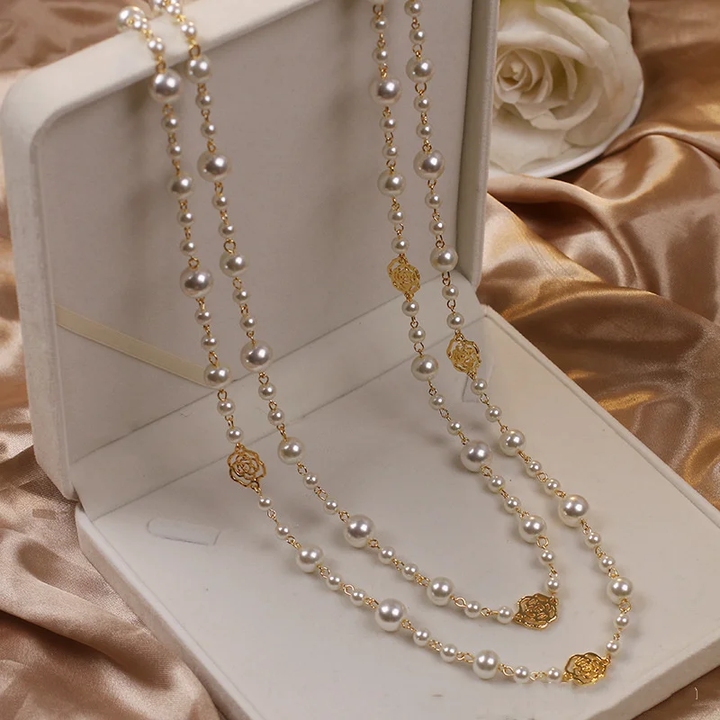 Gold necklace with a small daisy