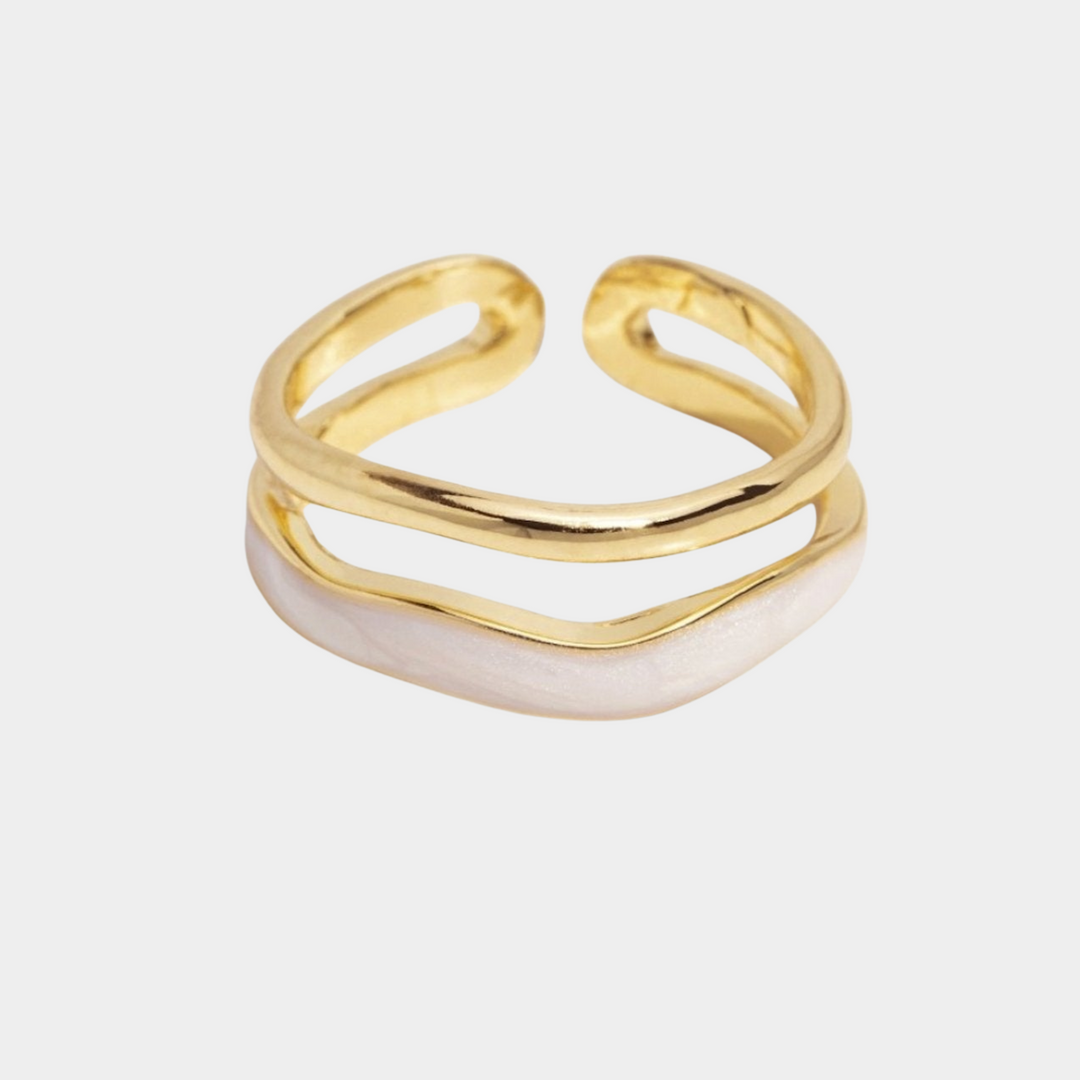 Beatrix – Gold Band Ring with a Simple Silhouette.