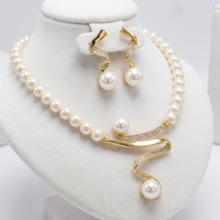 Gift set with natural beads: necklace and earrings