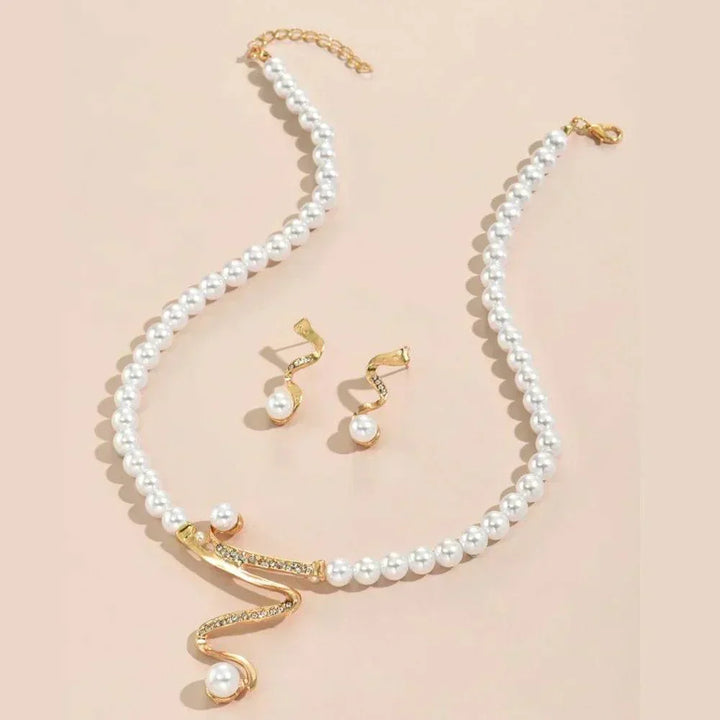 Gift set with natural beads: necklace and earrings