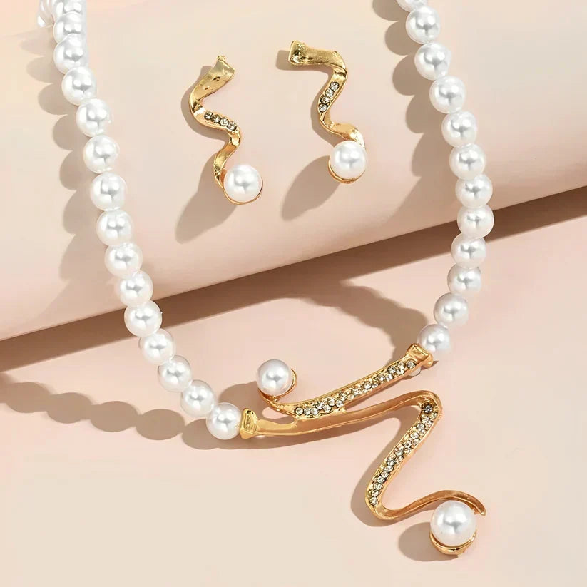 Gift set with natural beads: necklace and earrings