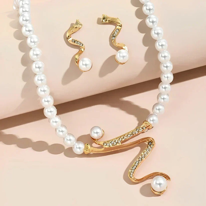 Gift set with natural beads: necklace and earrings