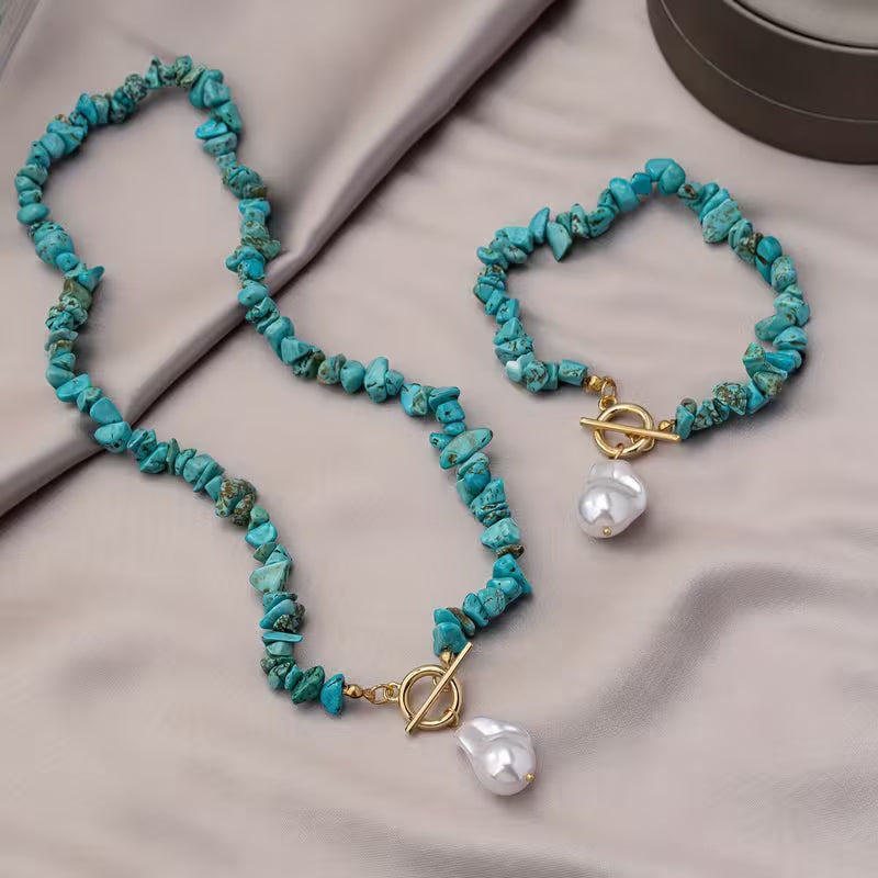 Set of jewellery made from natural stones and pearls