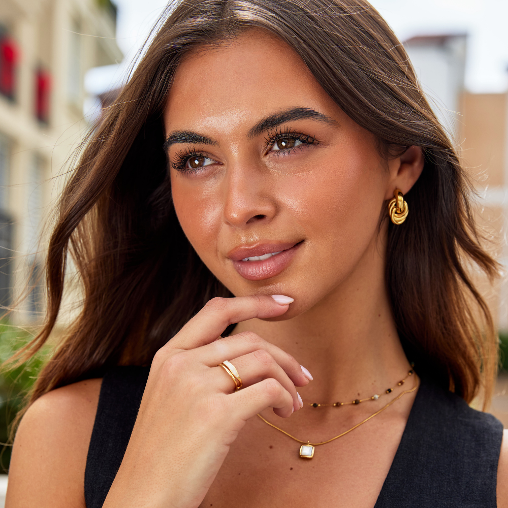 Beatrix – Gold Band Ring with a Simple Silhouette.