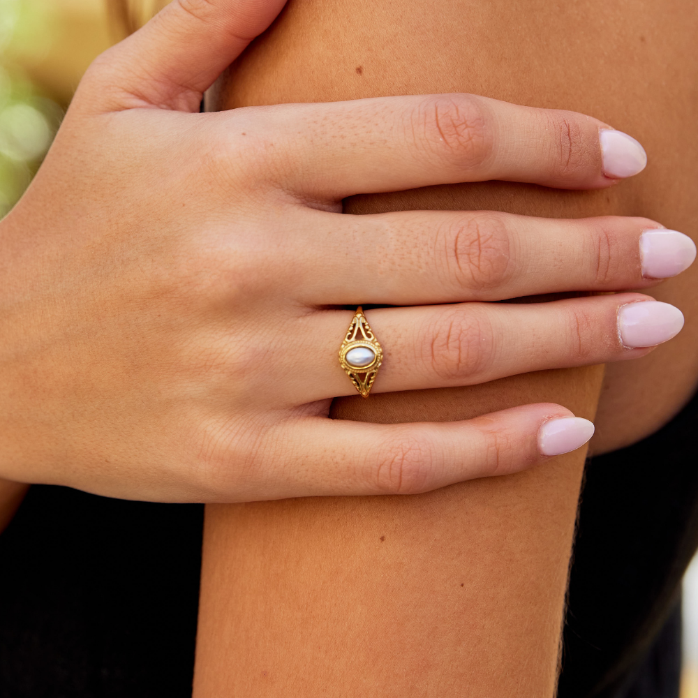 Nora – Gold ring with a curved line