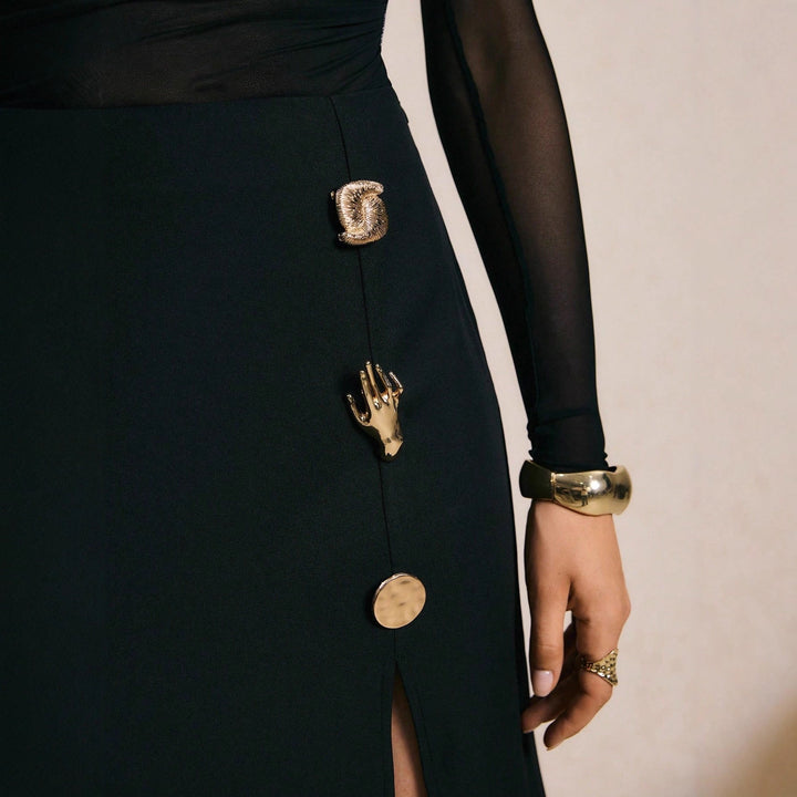 Esperanza – Midi skirt with structured line, front slit, and decorative buttons