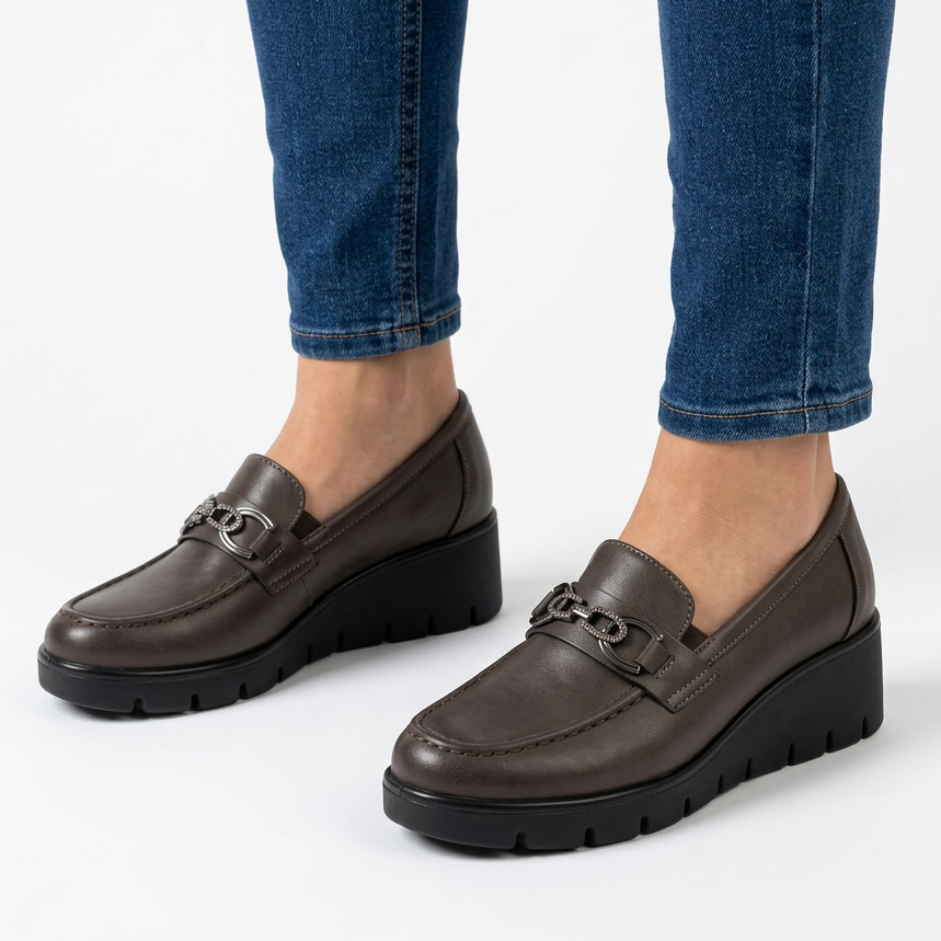 Chic Moccasins with Decorative Buckle and Cozy Platform