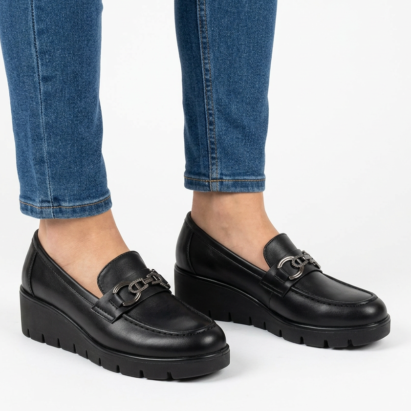 Chic Moccasins with Decorative Buckle and Cozy Platform