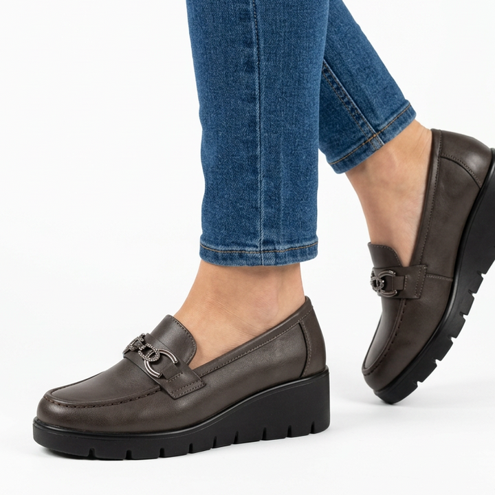 Chic Moccasins with Decorative Buckle and Cozy Platform