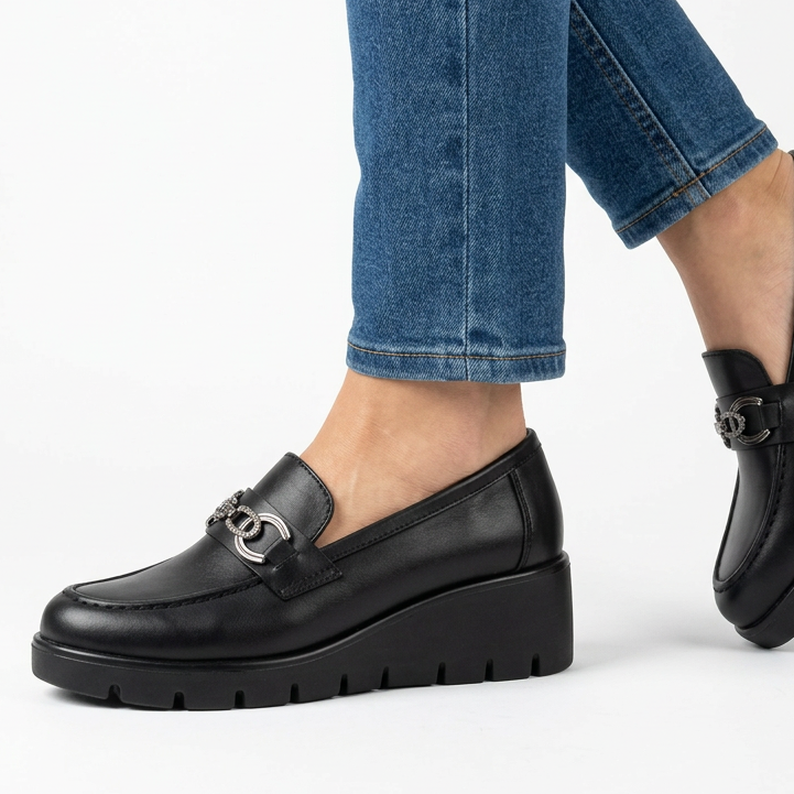 Chic Moccasins with Decorative Buckle and Cozy Platform