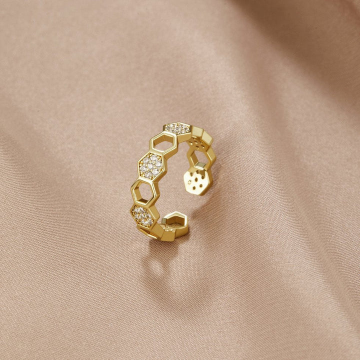 Frederica – Gold ring with a pearl.