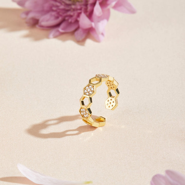 Frederica – Gold ring with a pearl.