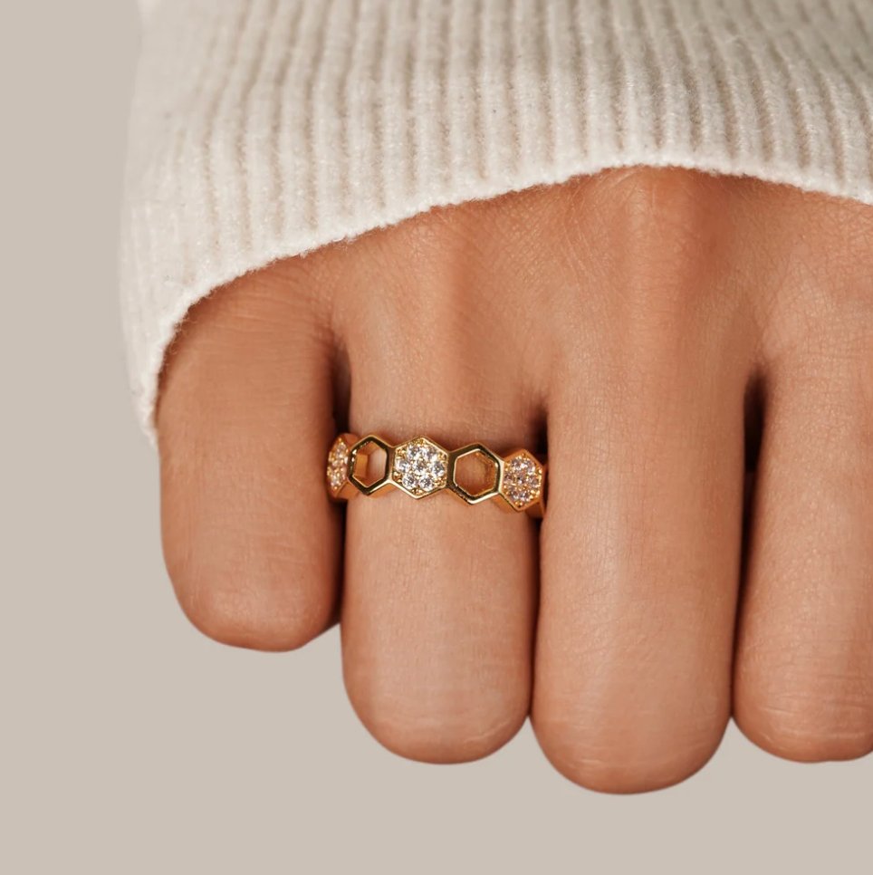 Frederica – Gold ring with a pearl.