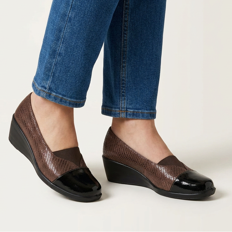 Elastic Band Moccasins with Glossy Toe