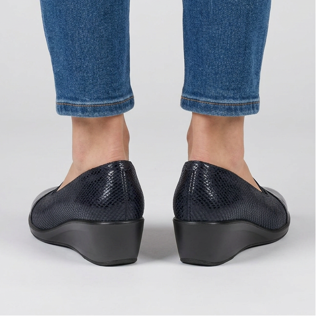 Elastic Band Moccasins with Glossy Toe