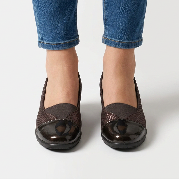 Elastic Band Moccasins with Glossy Toe