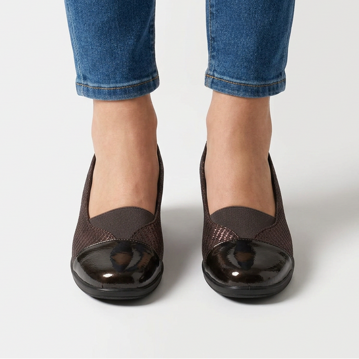 Elastic Band Moccasins with Glossy Toe