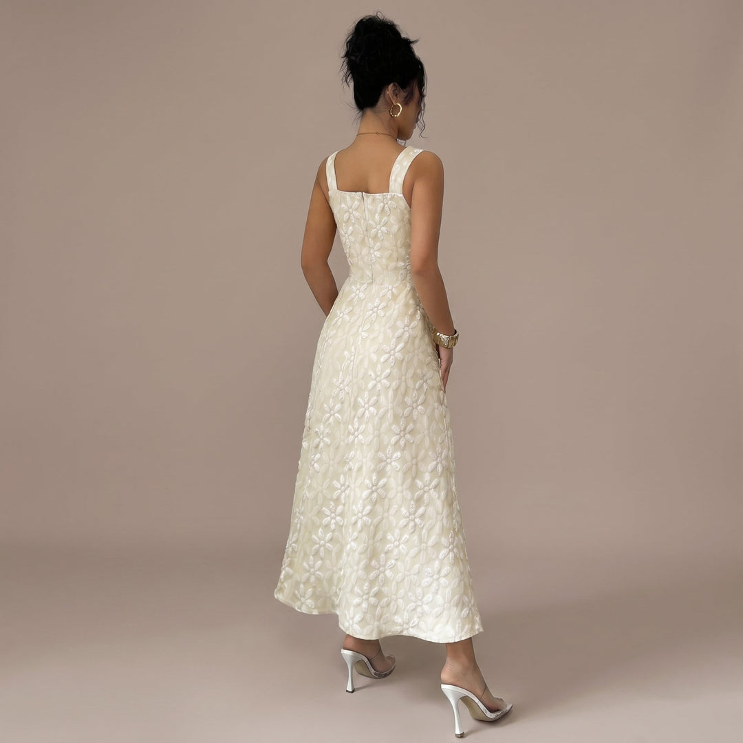 Alba – Midi dress with flowing texture and floral pattern