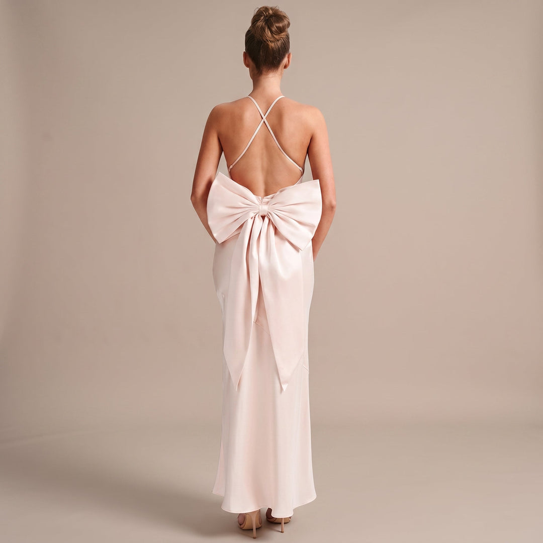 Inés – Long Satin Dress with Open Back and Elegant Silhouette