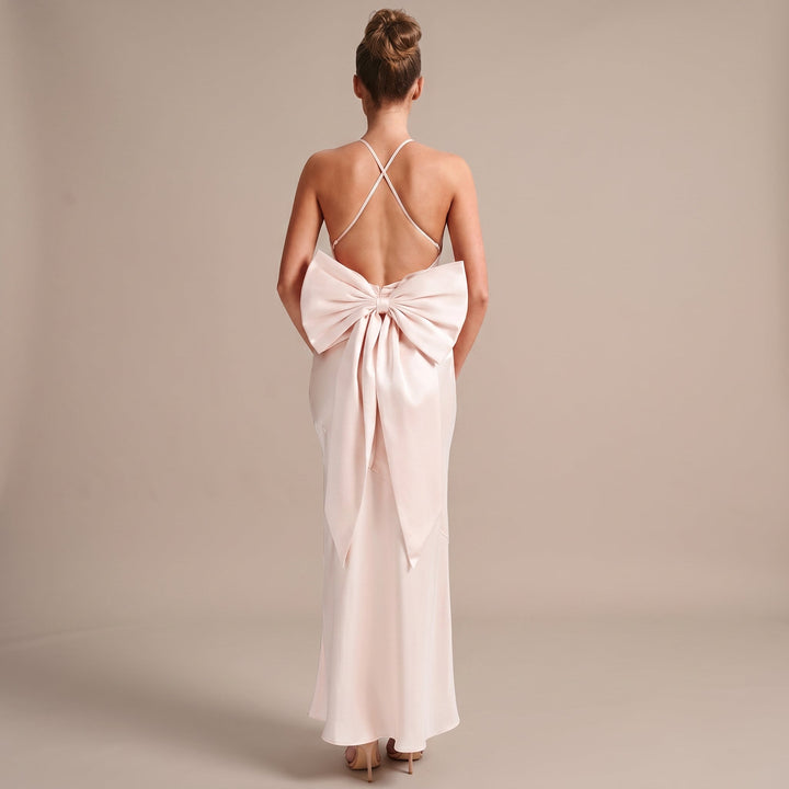 Inés – Long Satin Dress with Open Back and Elegant Silhouette