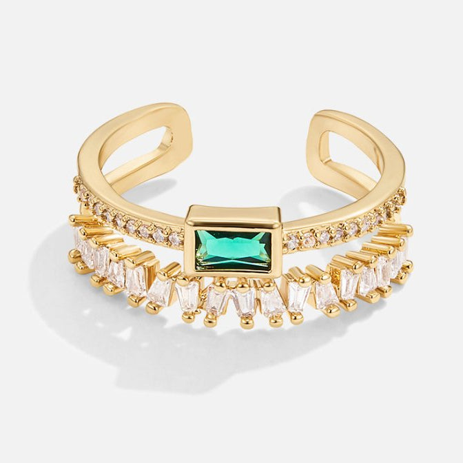 Sabine – Gold ring with emerald green details.