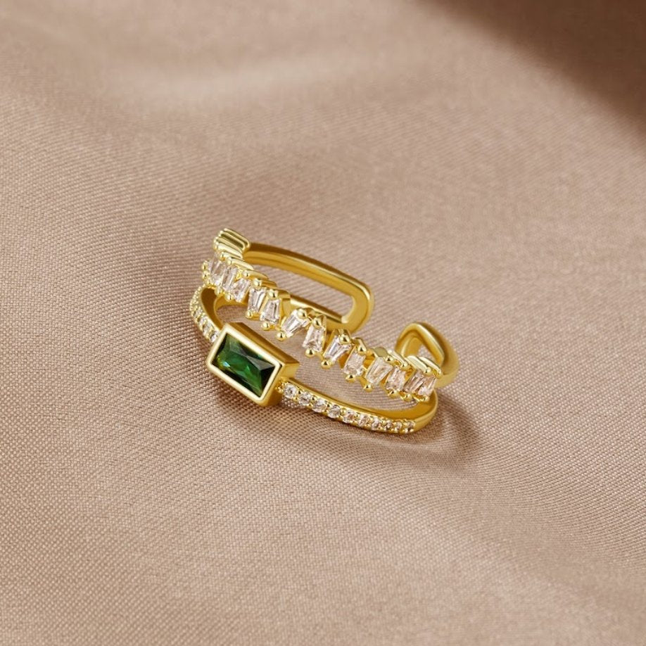 Sabine – Gold ring with emerald green details.