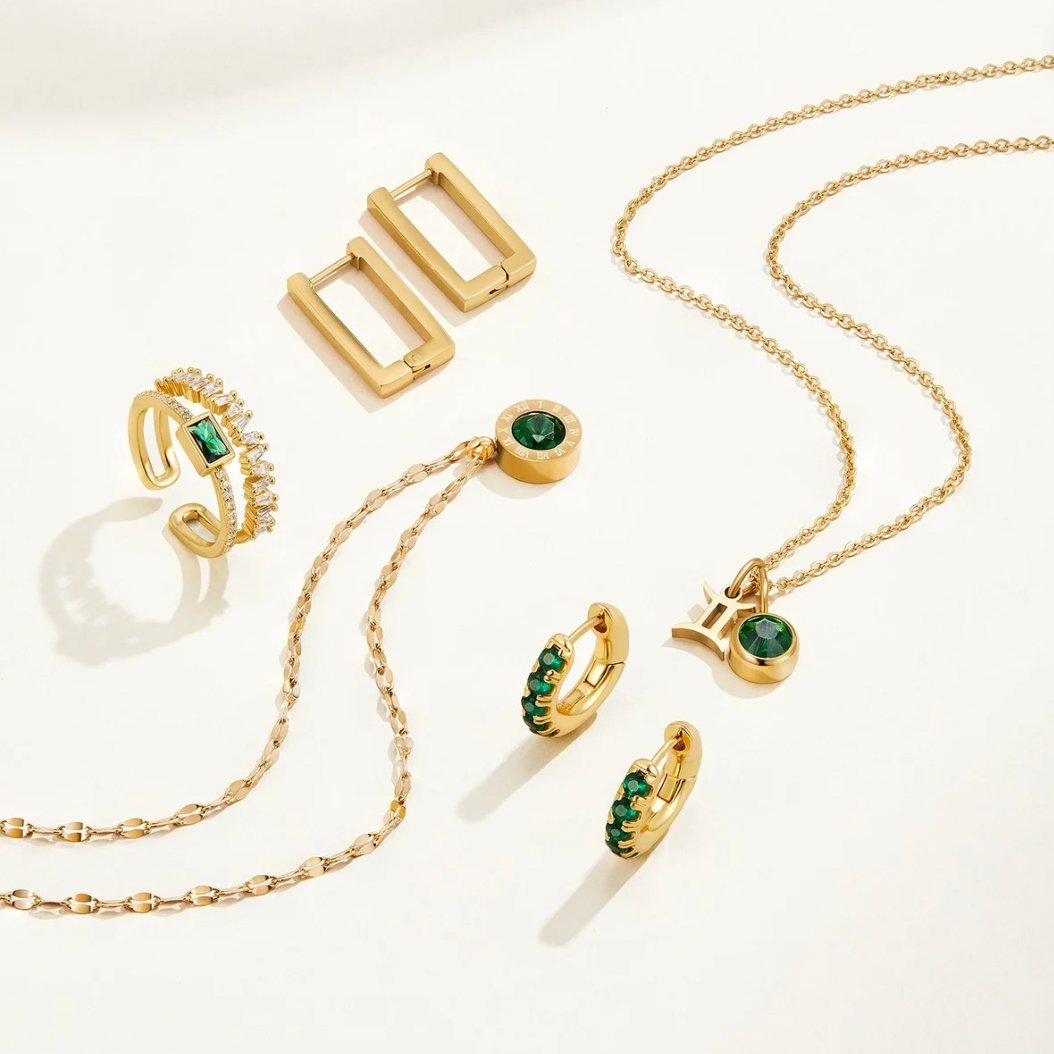 Sabine – Gold ring with emerald green details.