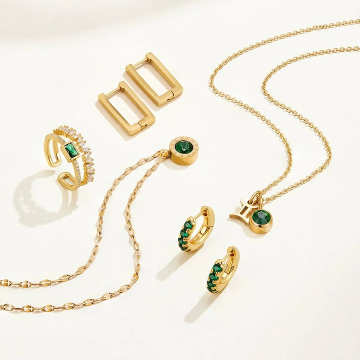 Sabine – Gold ring with emerald green details.
