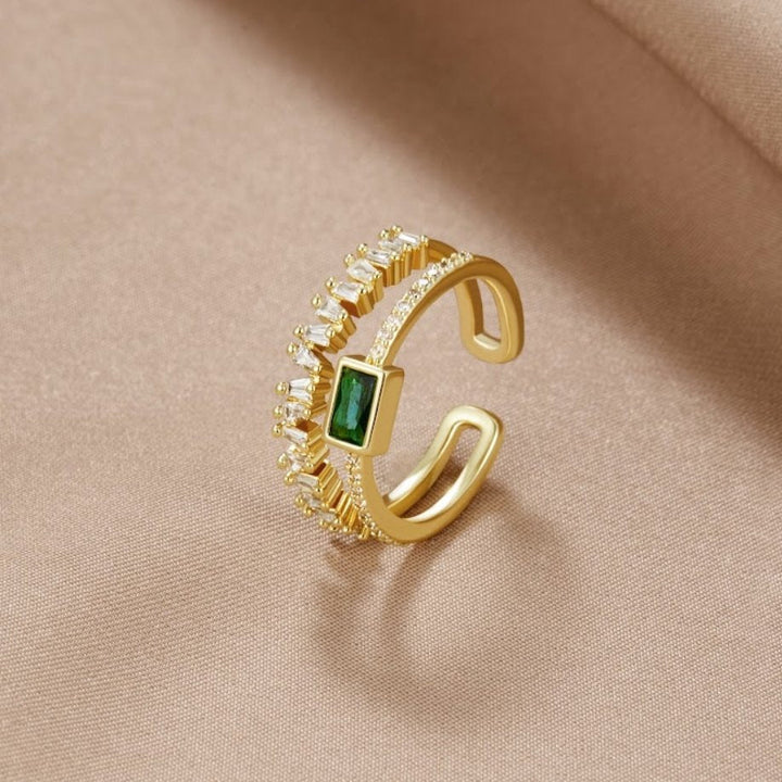 Sabine – Gold ring with emerald green details.
